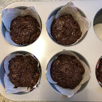 Pâte crue avant cuisson dans les caissettes des muffins géants triple chocolat