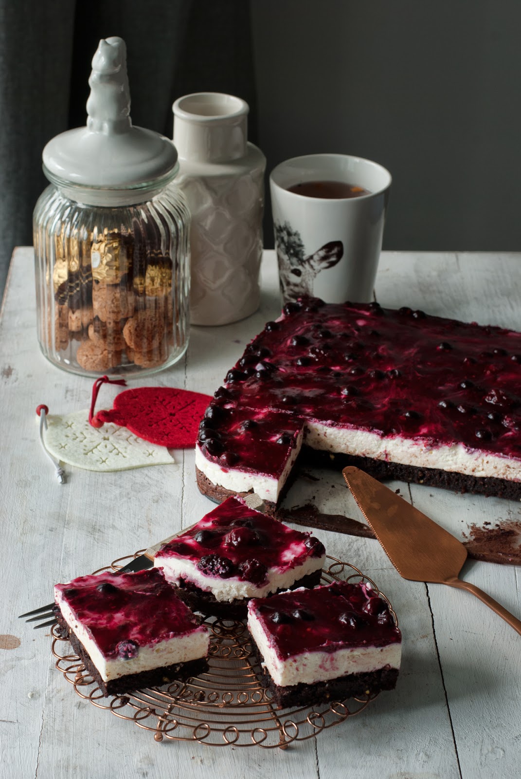 Sernik na spodzie brownie z frużeliną owocową