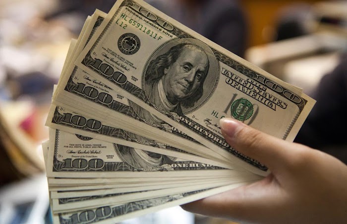 Dólar cai com exterior e encerra semana abaixo R$3,20