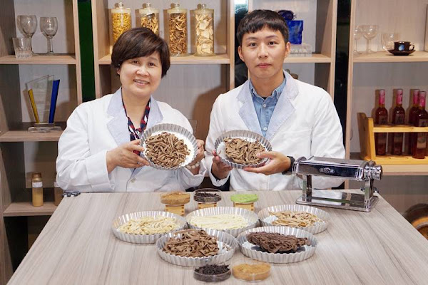 ▲大葉大學食生系宋祖瑩教授(左)指導李陳薳(右)研發低GI麵條。（圖／大葉大學提供）