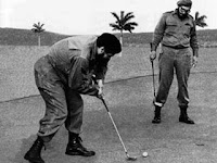 ¿Reconocen a estos «burgueses» jugando al golf? Faltó Raúl Castro en esta foto junto al Ché y a su hermano Fidel. Seguramente jugaba en otro sitio, inclinado, con otro palito, otras pelotitas y disfrutando con otro agujerito