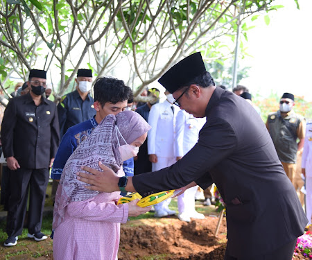 Wali Kota Sukabumi Pimpin Upacara Pemakaman Kadis DLH di TPU Husnul Khatimah