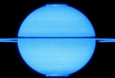 Saturno em ultravioleta