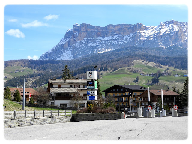 Ved turistinformasjonen i Alta Badia i dalføret Val Gardena i Syd-Tirol i Italia.