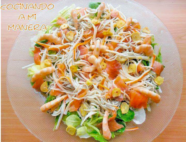 Ensalada de gulas y langostinos