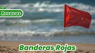 Bandera roja en una playa de mar agitado