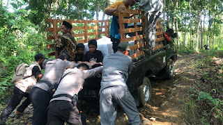 Perjuangan Aparat Kawal Logistik Pemilu di Daerah Pedalaman Kabupaten Pandeglang