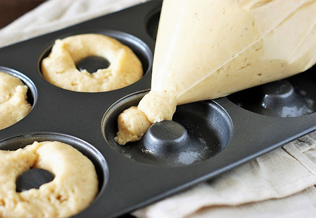  merely choose grip of yourself a donut baking pan as well as follow these elementary steps on  How to Make Baked Donuts