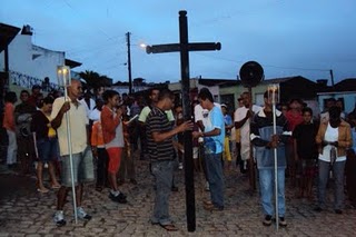 Igreja Católica de Mairi realiza Via Sacra para o Monte e Procissão pelas ruas da cidade