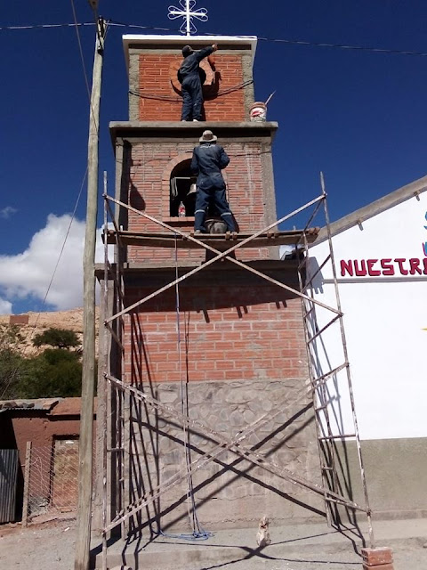 Ein letzter Anstrich in Casa Grande Bolivien