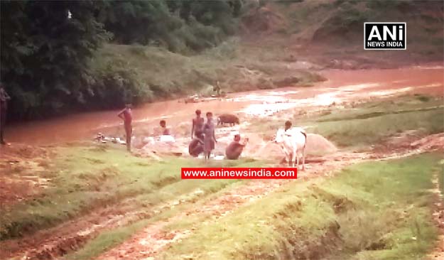 दिन दहाड़े चल रहा रेत का अवैध उत्खनन, अधिकारी कर रहे हैं नजर अंदाज