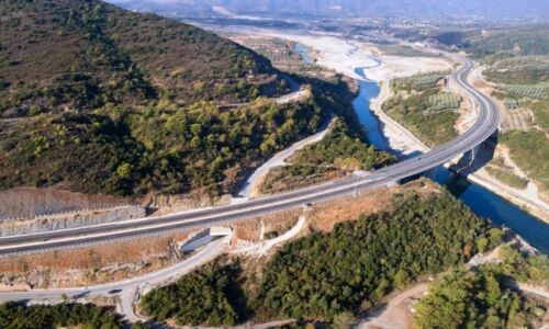 Παραδίδεται στις 31 Ιανουαρίου ο νέος οδικός άξονας Άκτιο – Αμβρακία. O αυτοκινητόδρομος, ο οποίος ανήκει στο Ελληνικό Διευρωπαϊκό Δίκτυο «Α52», συνδέει απευθείας την Ιόνια Οδό (από τον Α.Κ Αμβρακίας) με το Αεροδρόμιο του Ακτίου, την υποθαλάσσια σήραγγα του Ακτίου και το λιμάνι της Ηγουμενίτσας (μέσω της οδού Πρέβεζας -Ηγουμενίτσας) και τον κόμβο προς Λευκάδα παρακάμπτοντας την πόλη της Αμφιλοχίας.