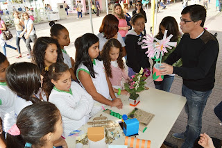 Alunos das escolas Maçom Lino Oroña Lema e Ana Cláudia Ferreira Martins participam da ação com a exposição de objetos confeccionados a partir de materiais recicláveis