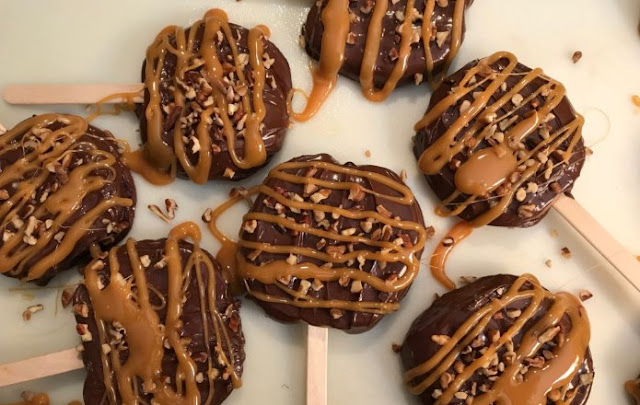 Chocolate Turtle Apple Slices #easy #desserts