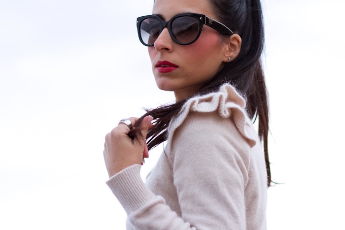 Bloguera de moda española con gafas de sol Prada 17OS