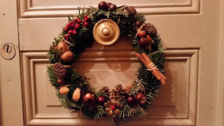 sapin, baies rouges, pommes de pin, fruits secs, bâtons de cannelle et écorces