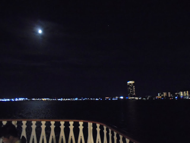 ミシガン船からの月が綺麗でした