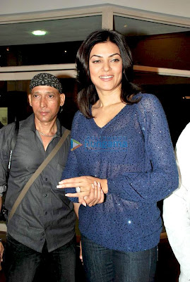 Sushmita Sen launches Charcoal exhibition by Gautam Patole image