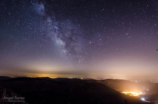 Manto de estrellas y Vía Láctea sobre Valdepeñas de Jaén. Al fondo la luz de Granada. Reserva Starlight.