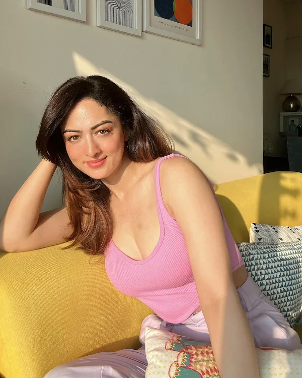 sandeepa dhar pink top cleavage