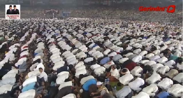 Salawat Badar Sambut Prabowo Sandi Ikut Sholat Subuh Berjamaah di GBK