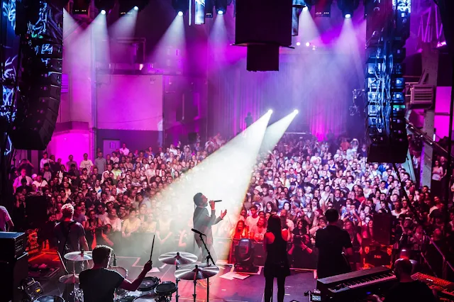 Der neue Song von Adel Tawil 'Unsere Lieder' | 10 Minuten Konzertmitschnitt vom Telekom Street Gig im Kesselhaus  | Atomlabor Blog ( Sponsored Video )