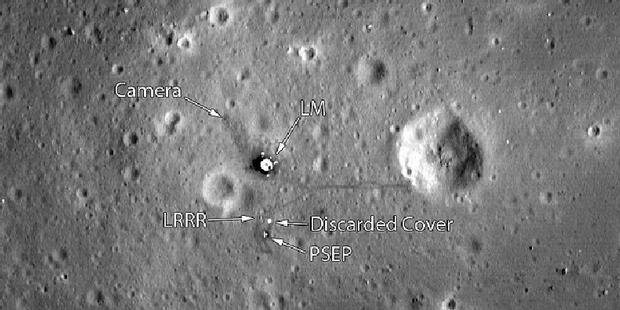 Citra pendaratan misi Apollo yang diambil wahana Lunar Reconaissance Orbiter. 