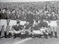 REAL OVIEDO - Oviedo, España - Temporada 1945-46 - Del Hoyo, Diestro, Granda, Argila, Emilín, Ricardo y Penedo; Antón, Sansón, Goyín y Cabido - BARCELONA C. F. 4 (Escolá 2, Mariano Martín, Gamonal) REAL OVIEDO 0 - 24/02/1946 - Liga de 1ª División, jornada 21 - Barcelona, campo de Las Corts - El Real Oviedo fue 5º en la Liga, con Manolo Meana de entrenador