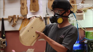 Published on Sep 9, 2016. DI bengkel Indonesian Bamboo Community Bandung, bambu diolah menjadi berbagai alat musik seperti gitar, bass, termasuk biola. Hebatnya, biola bambu dan berbagai alat musik bambu tersebut sudah menembus pasar mancanegara. Meski terbuat dari bahan dasar bambu, biola tetap memiliki karakter suara yang sama dengan biola pada umumnya. Bambu justru menambah estetika dari biola. Selain itu, biola bambu memiliki daya tahan yang lebih lama dibandingkan biola berbahan dasar kayu pada umumnya.