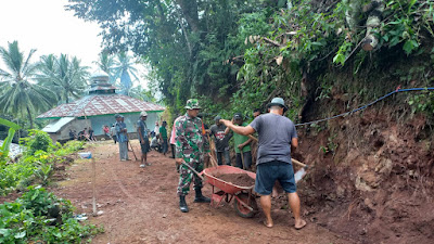Babinsa 05/X Koto Diatas Kodim 0309/Solok Melaksanakan Karya Bakti Membuat Jalan Usaha Tani Bersama Warga