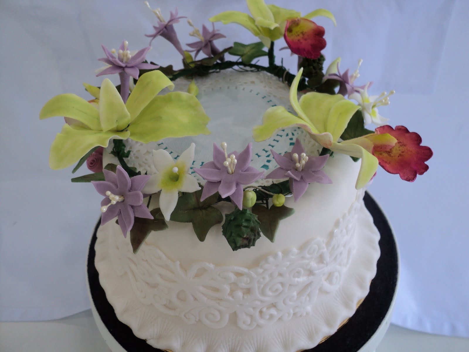 Pin Cakes  N More Flower Garland  Wedding  Cake  Cake  on Pinterest