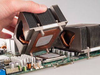 pemasangan heatsink fan pada processor untuk membantu membuang panas yang dihasilkan