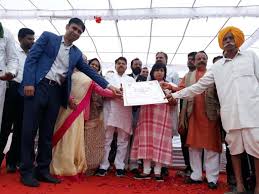 मुख्यमंत्री फसल ऋण माफी योजना के द्वितीय चरण में तहसील सेंधवा के 1382 किसानों की माफ हुई 9.59 करोड़ की राशि का प्रमाण पत्र प्रदेश के गृह मंत्री श्री बाला बच्चन के लिए इमेज नतीजे