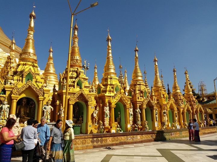 Du lịch Bargan Myanmar - Người Áo Lam