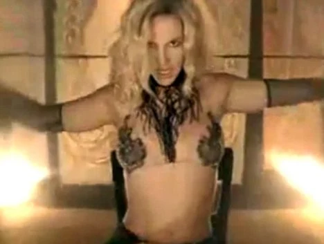 Britney Spears seductive poses video for Circus