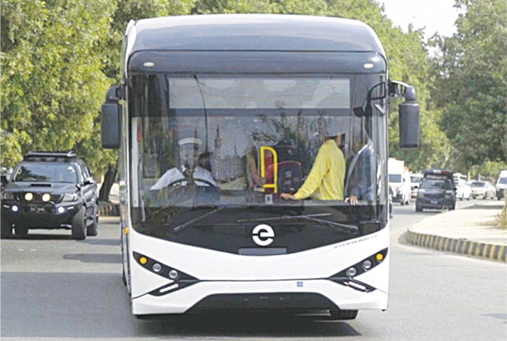 کراچی میں پہلی الیکٹرک پبلک بس سروس کا آغاز کردیا گیا