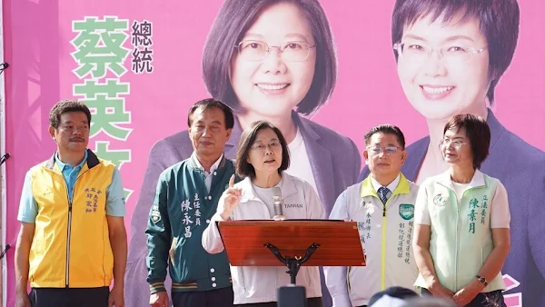 ▲蔡英文總統今天到田尾沛霖宮參香，並且為同黨立委陳素月站台輔選。（記者林明佑翻攝）