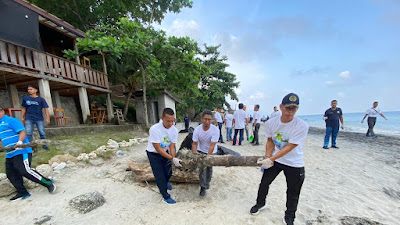 Prajurit Lanudal Sabang Hadiri Giat Bersih Pantai