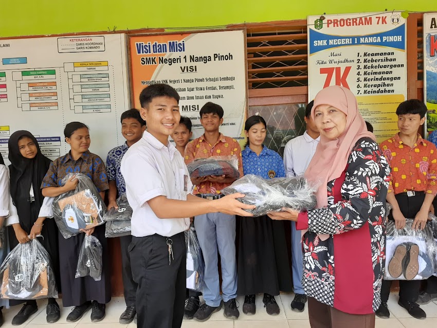 Pembagian Perlengkapan Sekolah Bagi Siswa/i Tidak Mampu di SMKN 1 Nanga Pinoh Tahun Ajaran 2023/2024