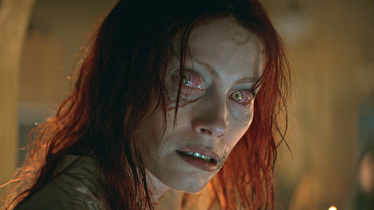 A atriz Alyssa Sutherland como Ellie no filme 'A Morte do Demônio: A Ascensão', de Lee Cronin