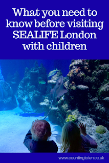 Children watching a sting ray