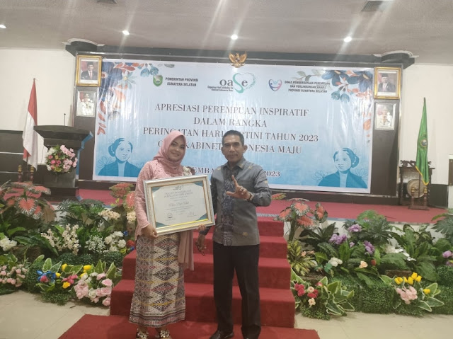 Nova Dwi, GURU Honorer OKI Terima Penghargaan Perempuan Inspiratif di SUMSEL 