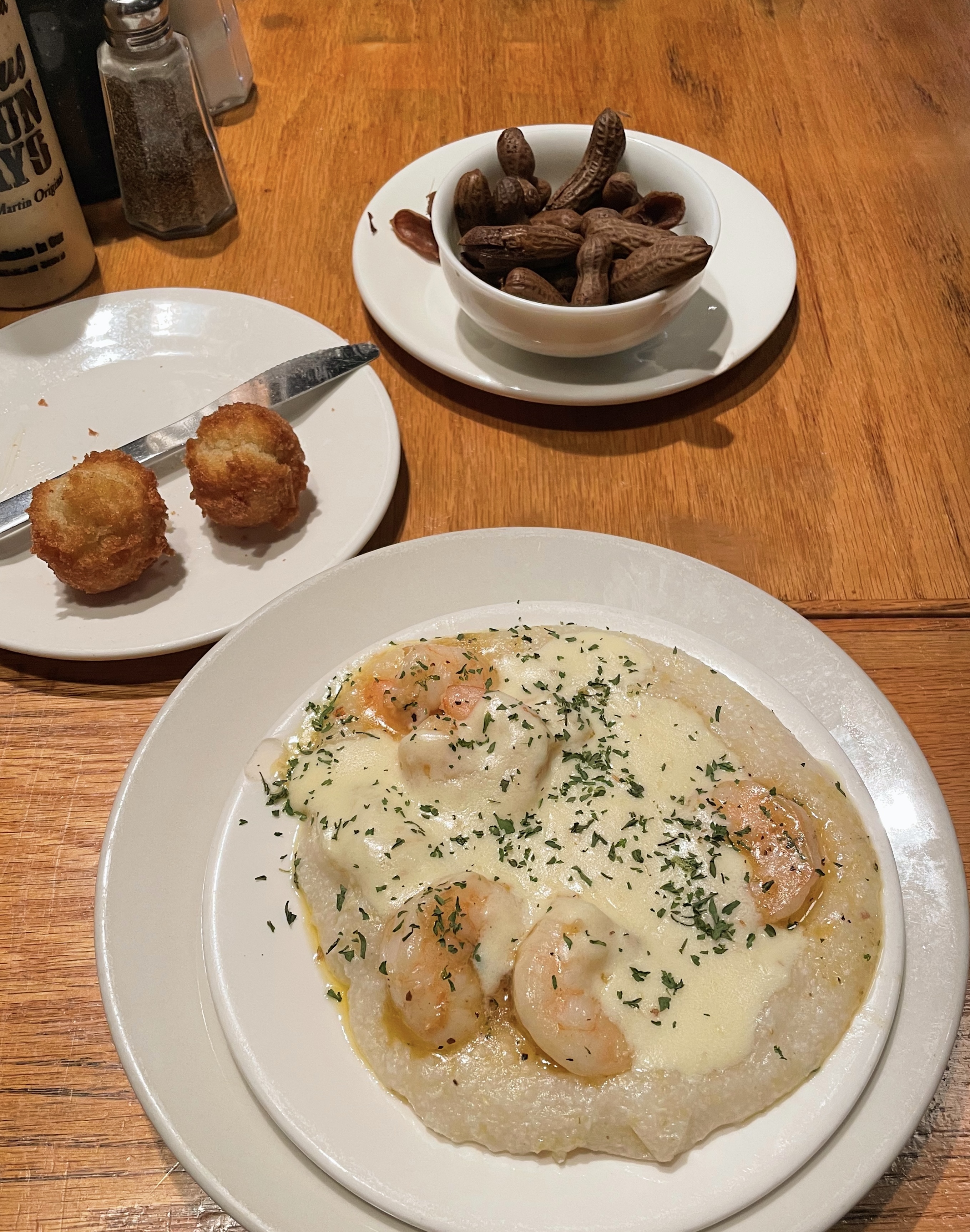 hymans-seafood-shrimp-and-grits-charleston-The-Kristen-Diary-blog