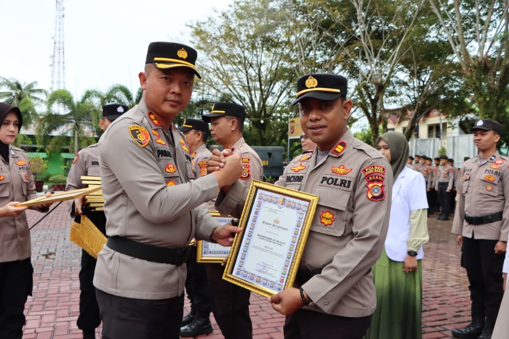 Polres Aceh Barat Beri Reward Kepada Kapolsek, Tenaga Medis, dan Personil