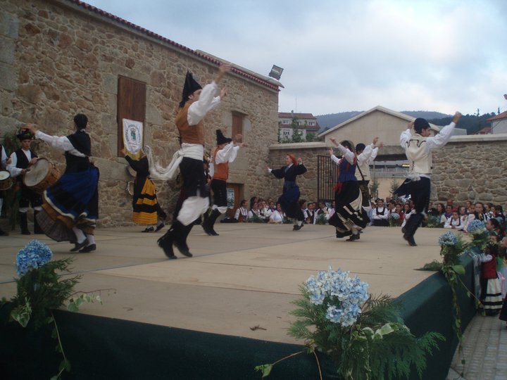 La Agrupación de Música y Baile Tradicional de Cuntis celebra su 30 aniversario