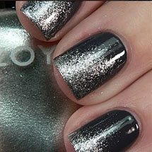 unhas decoradas ombré preto com glitter prateado para o Natal