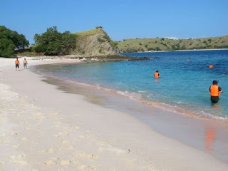 http://pasunik.blogspot.com - Inilah 5 Pantai Cantik dengan Warna Paling Aneh
