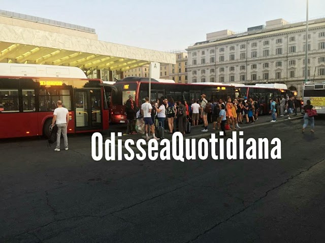 Metro A chiusa, fermate e bus pieni: è ressa nella tratta Termini-Anagnina