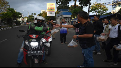 Program Rutin Ramadan PWI dan IKWI Kota Bandung Bagikan Menu Berbuka Puasa