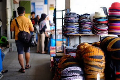 Belanja Pernak Pernik Khas di Sepanjang Trotoar Jalan Malioboro